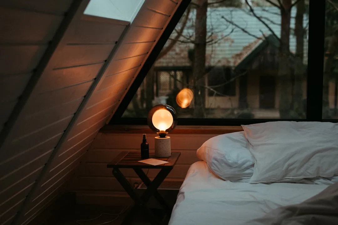 Chambre cosy tamisée éclairée aux bougies