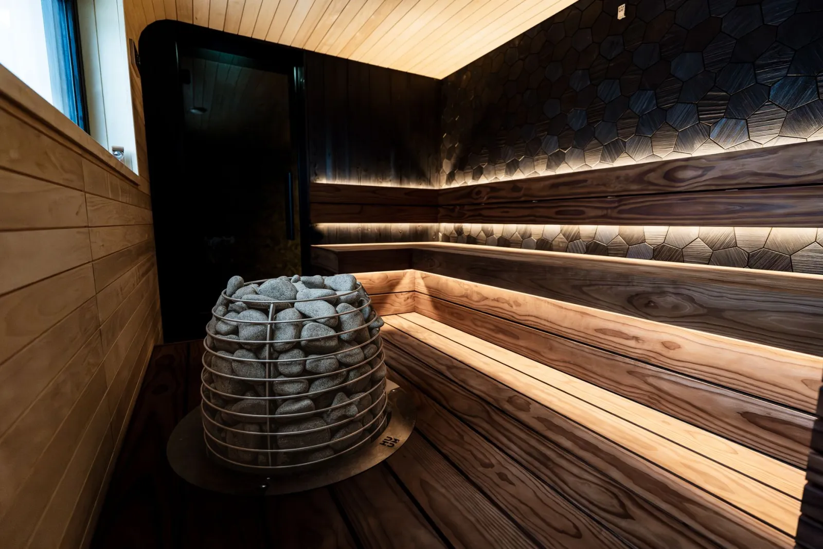 Intérieur d'un sauna en bois